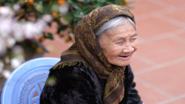 Το μυστικό των γιαγιάδων για αστραφτερά τζάμια με ξύδι, χωρίς κόπο