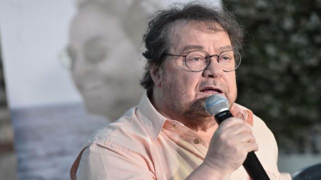 Αεροσυνοδός και ξανθιά – Αυτή είναι η κατά πολύ νεότερη σύντροφος του Γιάννη Πάριου