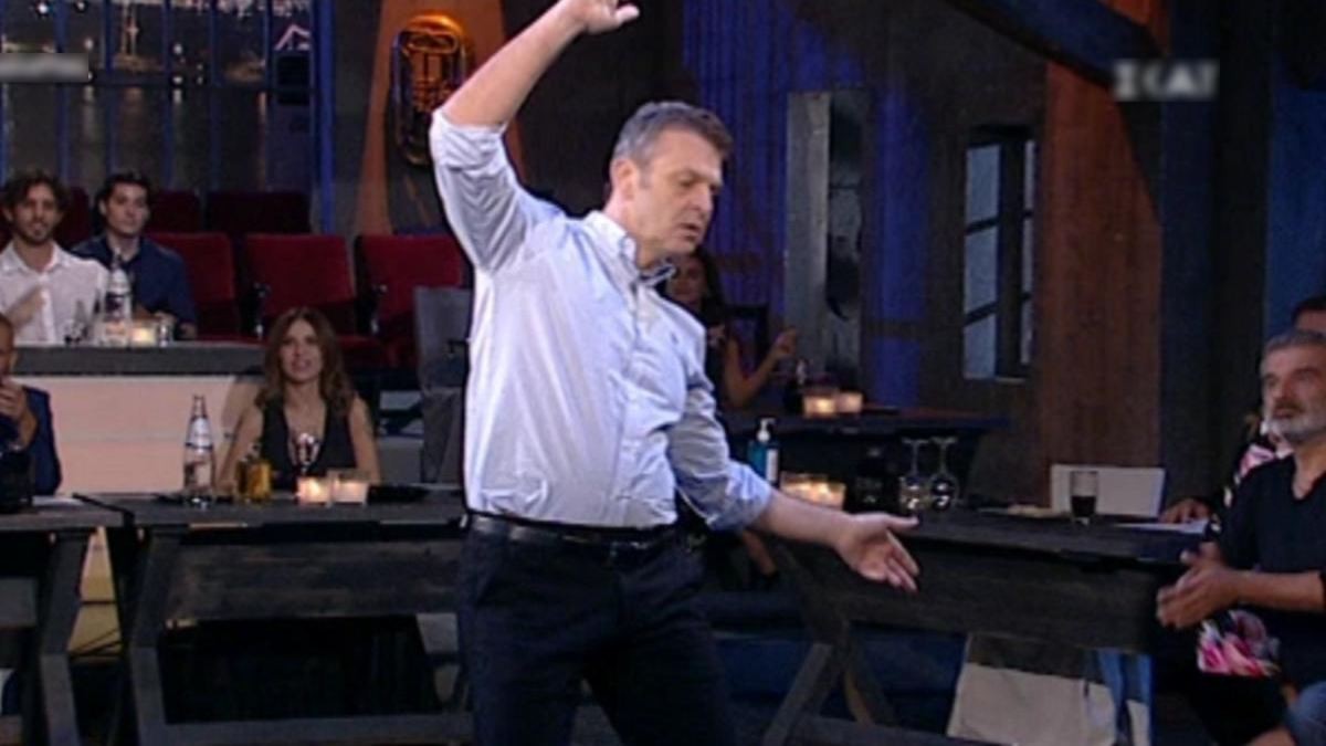 Το απόλυτο αρσενικό: Το βαρύ ζεϊμπέκικό του Απόστολου Γκλέτσου – Πέταξε τραπέζια και έγινε χαμός!