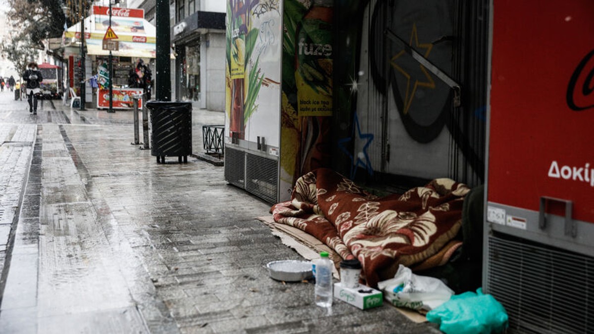 Οργή με τον Ιανό: «Θύελλα» αντιδράσεων με διαρροή e-mail – Βρέχουν τις μοκέτες για να μην κοιμούνται άστεγοι
