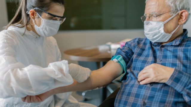 Αδιανόητο – Πάτρα: Ξέχασαν να εμβολιάσουν ηλικιωμένο στο Άσυλο Ανιάτων και κόλλησε κορωνοϊό