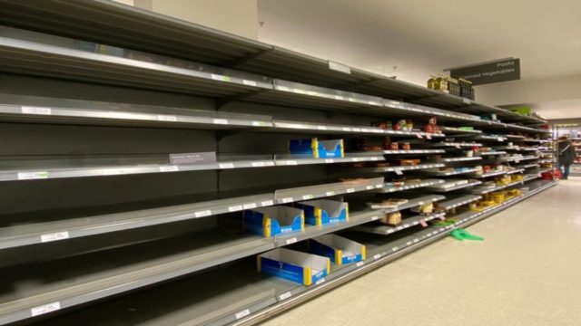 Σοκαριστικές εικόνες από την Ουκρανία: Μπαίνουν σε βομβαρδισμένο σούπερ μάρκετ και παίρνουν ό,τι βρουν (video)