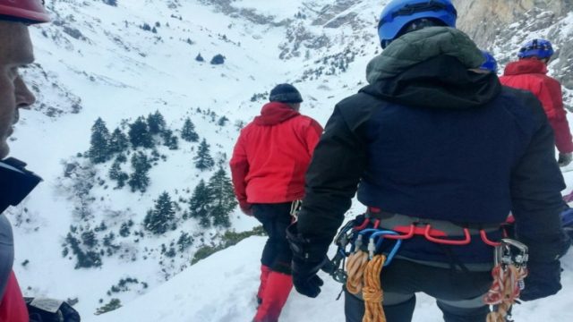 Τραγωδία στα Καλάβρυτα: Ολοκληρώθηκε η επιχείρηση μεταφοράς των τριών αναρριχητών – Τι δήλωσε ο διευθυντής του χιονοδρομικού (video)