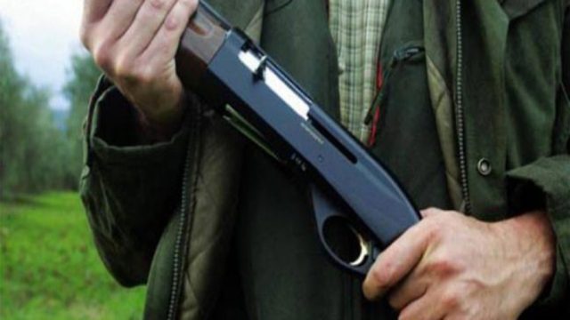 Βόλος – Χειροπέδες για παράνομη οπλοκατοχή σε επιχειρηματία: Κατασχέθηκαν καραμπίνα και σπαθιά – Είχε επιτεθεί σε εφοριακούς