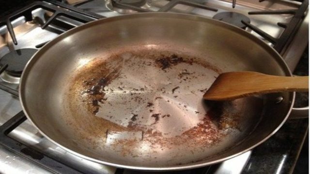 O έξυπνος τρόπος για να καθαρίσετε ένα καμμένο τηγάνι ή κατσαρολάκι