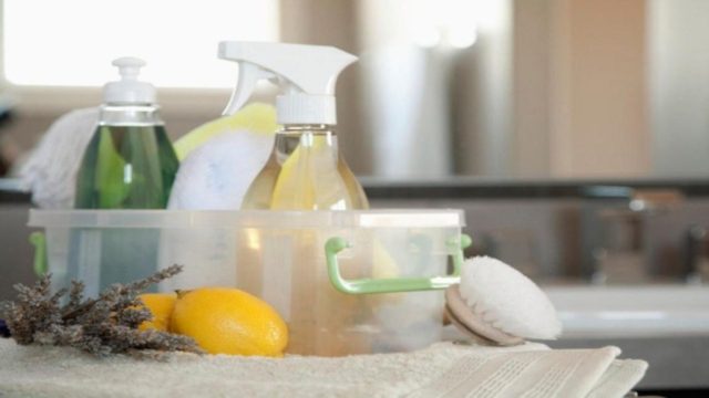 Σπιτικό καθαριστικό προϊόν με λεμόνι – Εξαφάνισε τη σκόνη στο πι και φι!