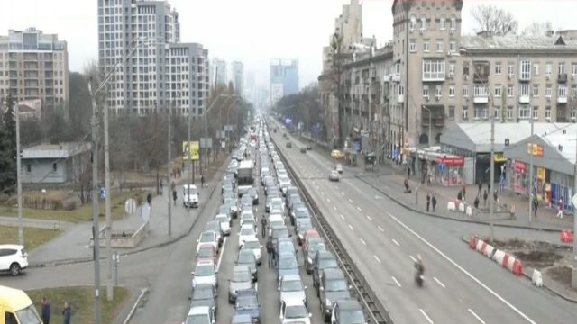 Ρωσική εισβολή στην Ουκρανία: «Ξυπνήσαμε με τις εκρήξεις και τις σειρήνες» – Δραματική περιγραφή κάτοικου της Μαριούπολης (Video)