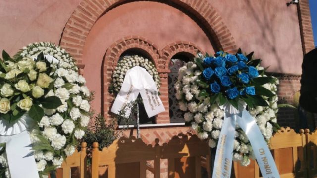 Τραγωδία στη Θεσσαλονίκη: Θρήνος στην κηδεία της μητέρας και των δύο παιδιών που καήκαν ζωντανοί
