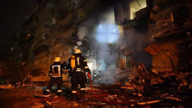 Πόλεμος στην Ουκρανία – Συγκλονιστικές εικόνες: Φλεγόμενα συντρίμμια σε πολυκατοικία του Κιέβου