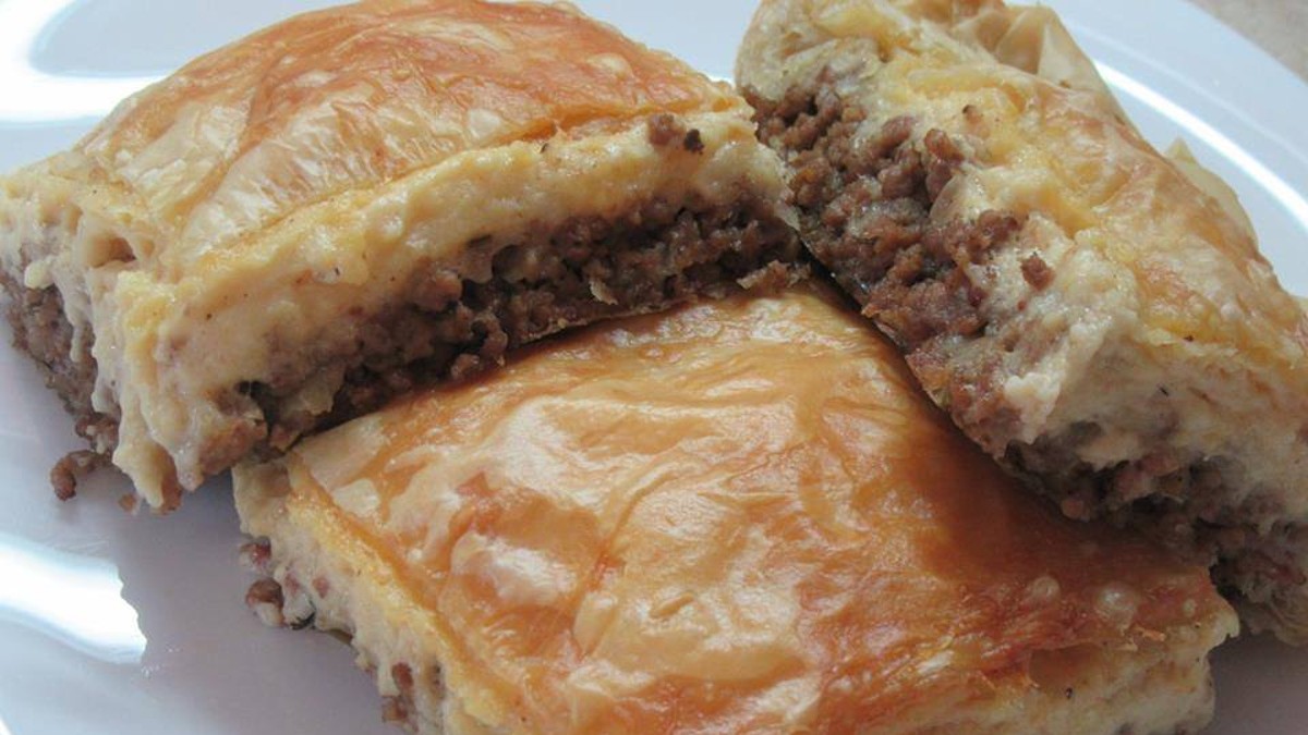 Φτιάξτε φοβερή κιμαδόπιτα με μπεσαμέλ και θα μας θυμηθείτε!