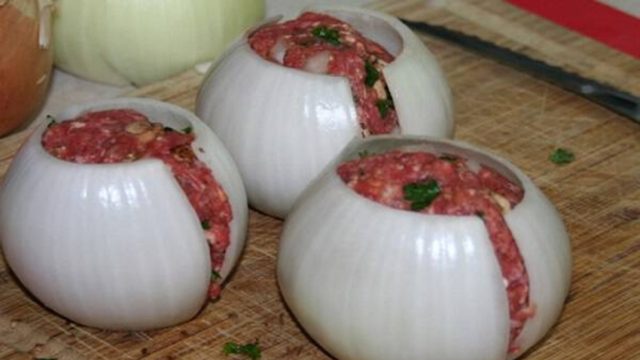 Αδειάζει το κρεμμύδι, το γεμίζει με κιμά και τα τυλίγει με…- Το αποτέλεσμα; Πανδαισία γεύσεων!
