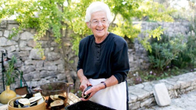 Τα «κόλπα» της γιαγιάς: 6+1 μυστικά για να καθαρίσετε το σπίτι – Δεν τα ξέρει κανείς