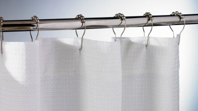 Μπάνιο: Δε φαντάζεστε τι μπορείτε να κάνετε με τα γαντζάκια της κουρτίνας