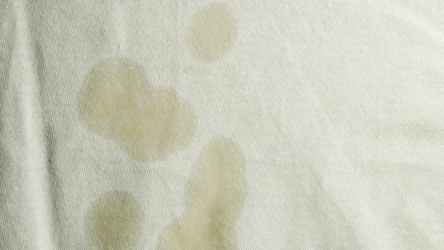 Αυτό είναι το πάμφθηνο υλικό που εξαφανίζει τους λεκέδες από ελαιόλαδο – Κοστίζει λιγότερο από 1 ευρώ