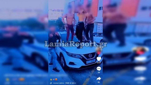 Χαμός στη Λαμία: Ρομά ανέβηκαν στο καπό περιπολικού και χόρευαν προκλητικά! (video)