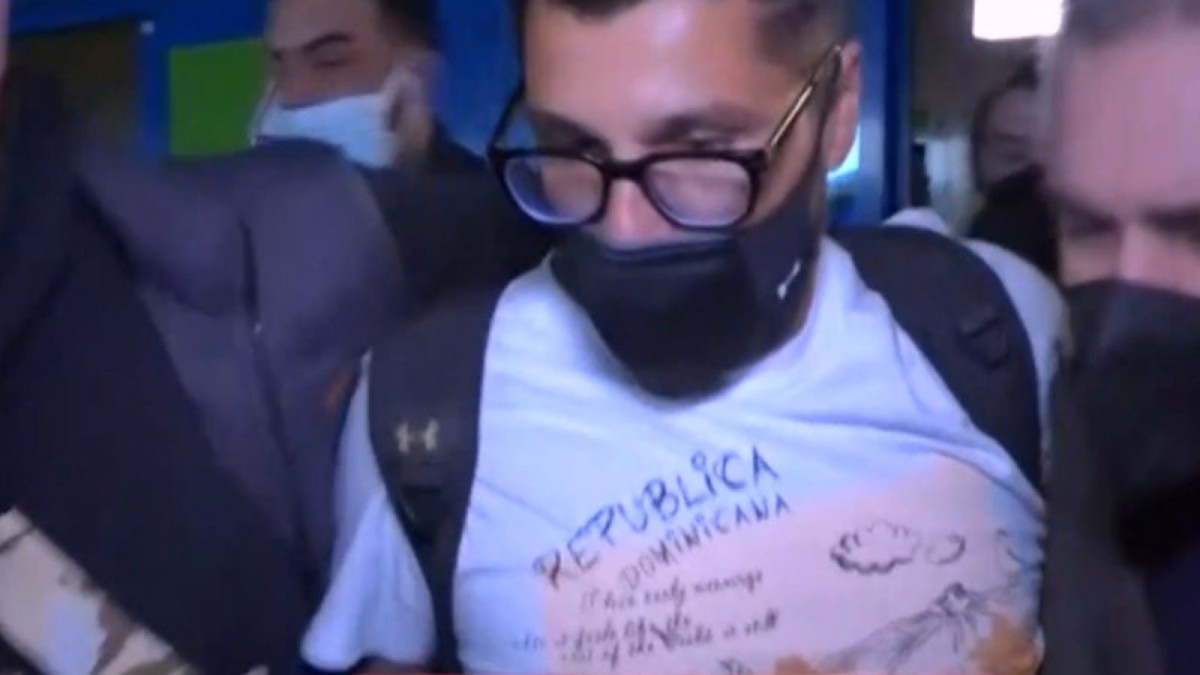 Survivor 5: Θλιμμένος και με κατεβασμένο το βλέμμα στο αεροδρόμιο ο Λάμπρος Κωνσταντάρας (video)