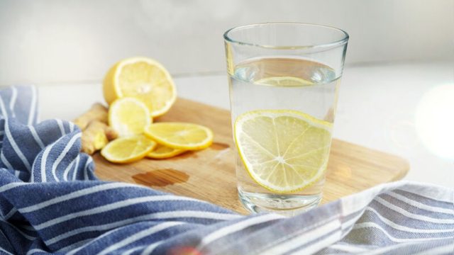 Πίνεις νερό με λεμόνι χωρίς αποτέλεσμα; Το συστατικό που κάνει αποτοξίνωση