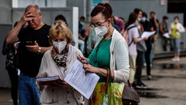 Κορωνοϊός – “Μπλόκο” των ειδικών σε καρναβάλια, εστίαση και γήπεδα: Καμία χαλάρωση μέτρων η εισήγησή τους