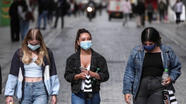 Κορωνοϊός – Ελαφρά βελτίωση στους σκληρούς δείκτες: Η μείωση στα νέα κρούσματα, τους θανάτους και τους διασωληνωμένους