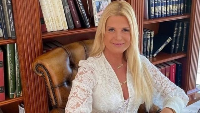 «Καίει» καρδιές η Μαρίνα Πατούλη: Με διχτυωτό καλσόν και μίνι φούστα (photo)