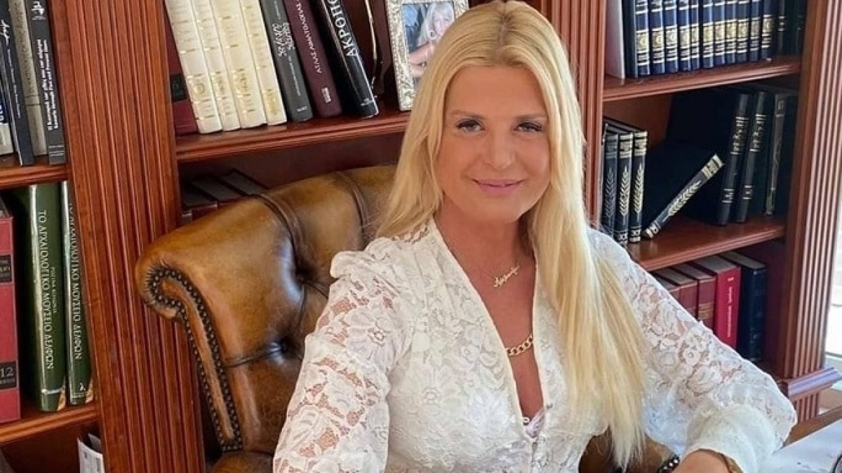 «Καίει» καρδιές η Μαρίνα Πατούλη: Με διχτυωτό καλσόν και μίνι φούστα (photo)