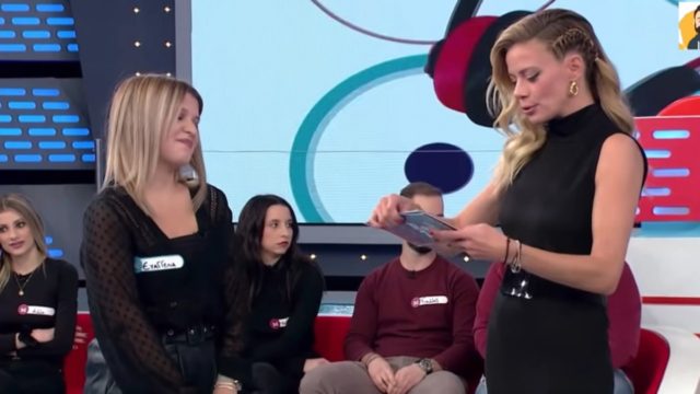 Ρουκ Ζουκ: Άφωνη η Μακρυπούλια με τη… γυπαετίνα – «Δεν αφήνει τίποτα όρθιο» (Video)
