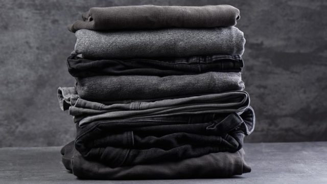 4 εύκολα tips για να μην ξεθωριάζουν τα μαύρα ρούχα στο πλυντήριο