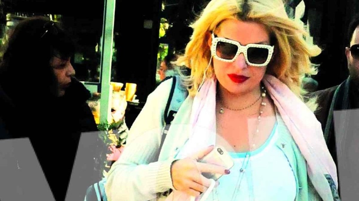 Ετοιμόγεννη με κόκκινο κραγιόν και φούστα – Έτσι εμφανιζόταν η Ελένη Μενεγάκη εγκυμονούσα στη Μαρίνα