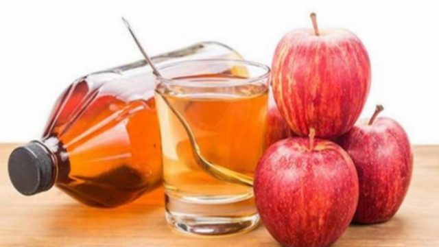 Γέμισε τη μπανιέρα με νερό και πρόσθεσε μέσα 1 φλιτζάνι μηλόξυδο. Μισή ώρα μετά, έπαθε πλάκα με τις αλλαγές στο δέρμα της!