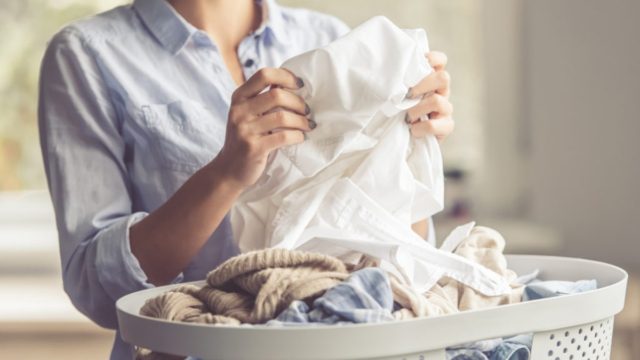 Το μυστικό για να μυρίζουν πάντα τέλεια τα ρούχα σου