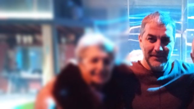 Τον κοιτάζει και λιώνει: Αυτή είναι η περήφανη μητέρα του Βασίλη Μπισμπίκη!