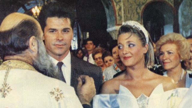 Σπάνια φωτογραφία από το 1988: Ο Πάνος Μιχαλόπουλος και η Ρούλα Κορομηλά λίγα λεπτά μετά το γάμο τους