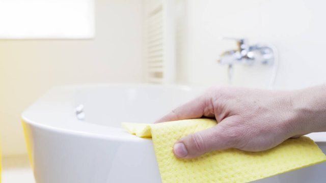 Θέλετε πεντακάθαρη μπανιέρα; Το μυστικό βρίσκεται σε αυτό το υλικό