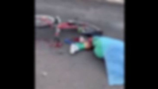 Ρωσική εισβολή στην Ουκρανία: Η ανατριχιαστική στιγμή που ποδηλάτης βρίσκει ακαριαίο θάνατο από βλήμα πυροβολικού – Σοκαριστικό βίντεο