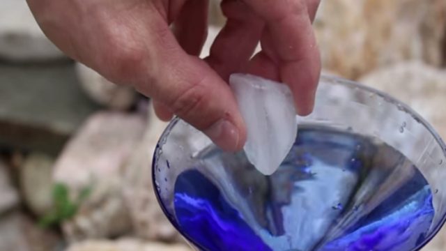 Πρέπει να το δεις! Πώς να μετατρέψεις νερό σε πάγο με ένα απλό άγγιγμα;