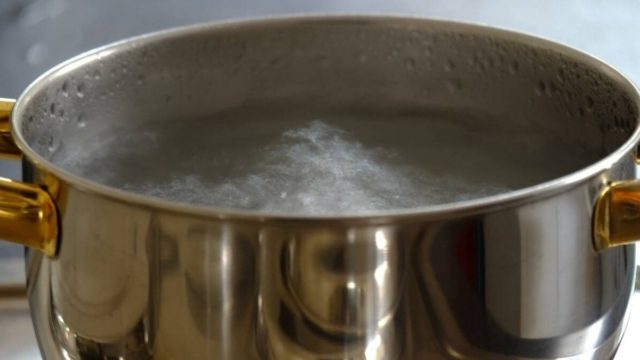 Βράζει νερό και βάζει μαγειρική σόδα – Μόλις μάθετε γιατί θα το κάνετε και εσείς