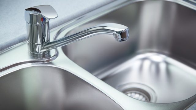 Έριξε στο νεροχύτη ξύδι και μαγειρική σόδα – Απαλλάχτηκε από το μεγαλύτερο «μπελά»
