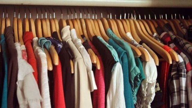 Το απλό μυστικό για να μην γλιστράνε τα ρούχα σου από τις κρεμάστρες!
