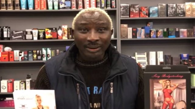 Θυμάστε τον Πάτρικ Ογκουνσότο από το Survivor Ελλάδα – Τουρκία; Διαφημίζει sex shop