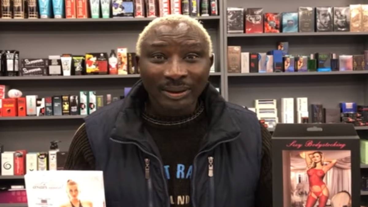 Θυμάστε τον Πάτρικ Ογκουνσότο από το Survivor Ελλάδα – Τουρκία; Διαφημίζει sex shop