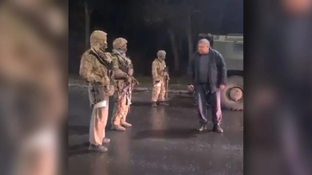 Πόλεμος στην Ουκρανία: «Τι κάνετε εδώ; Είστε απλά μαριονέτες» – Παππούς… στολίζει Ρώσους στρατιώτες στη Μελιτόπολη (video)