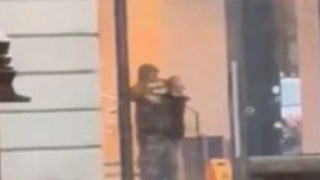 Συναγερμός στο Άμστερνταμ: Ομηρία σε κατάστημα της Apple – Οι πρώτες σοκαριστικές εικόνες