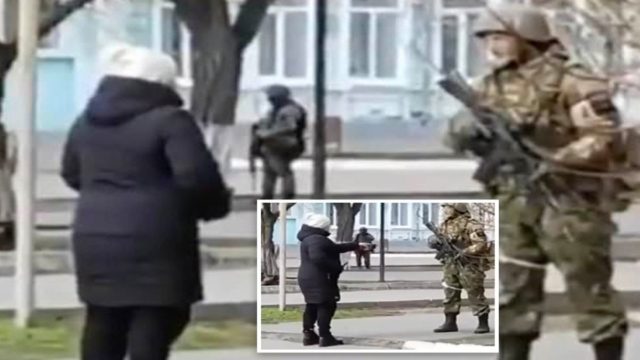 Πόλεμος στην Ουκρανία: Γιαγιά στέκεται αγέρωχη μπροστά σε Ρώσο στρατιώτη – «Τι στο διάβολο κάνετε στη χώρα μας;» (video)