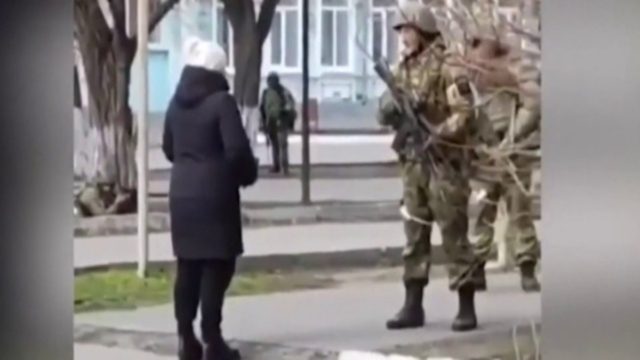 Πόλεμος στην Ουκρανία: Γιαγιά τα βάζει με Ρώσο στρατιώτη: «Τι σκ@@@ κάνετε στη χώρα μας;»