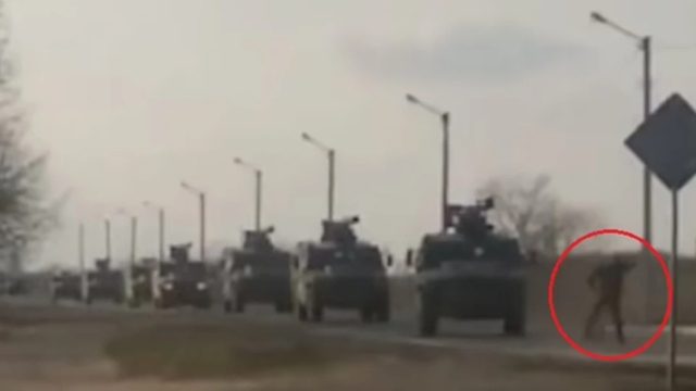 Πόλεμος στην Ουκρανία: Σπάει κόκκαλα το βίντεο που απαθανατίζει τη στιγμή που πολίτης μπαίνει μπροστά από τα ρωσικά τανκ για να τα εμποδίσει