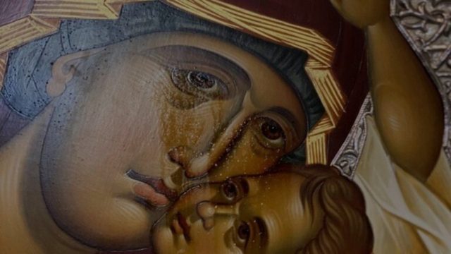 Το… θαύμα του Βύρωνα; Συνεχίζει να δακρύζει η εικόνα της Παναγίας ενάμιση χρόνο μετά! (video)