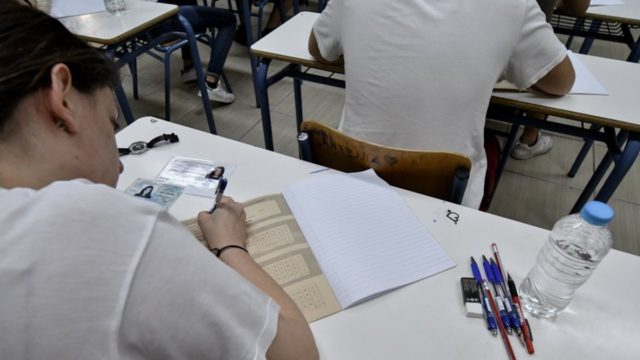 Πανελλαδικές εξετάσεις 2022: Χαμηλότερες βάσεις εισαγωγής σε ΑΕΙ