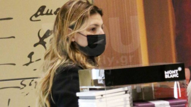 Αγνώριστη Έλενα Παπαρίζου: Χωρίς ίχνος μακιγιάζ και με ατημέλητο μαλλί – Την “τσάκωσαν” σε γνωστό εμπορικό για ψώνια