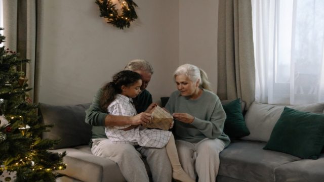 Τι είδους γιαγιά και παππούς θα γίνεις με βάση το ζώδιο σου