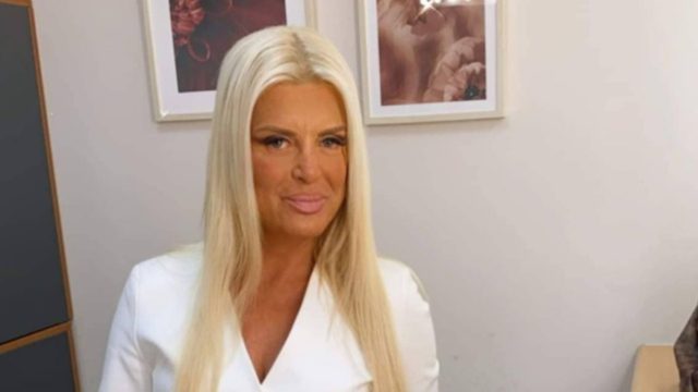 «Τρέλανε» το Παρίσι η Μαρίνα Πατούλη: Κουκλάρα με μαύρο μίνι φόρεμα